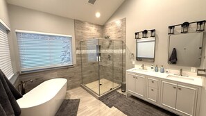 Shower, hair dryer, towels, soap - Luxury mountain retreat near Donner Pass Road- Sleeps 12 (Soda Springs)
