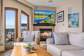 Living area - Oceanfront 2-bedroom in beautiful San Diego. Mission Beach (San Diego)