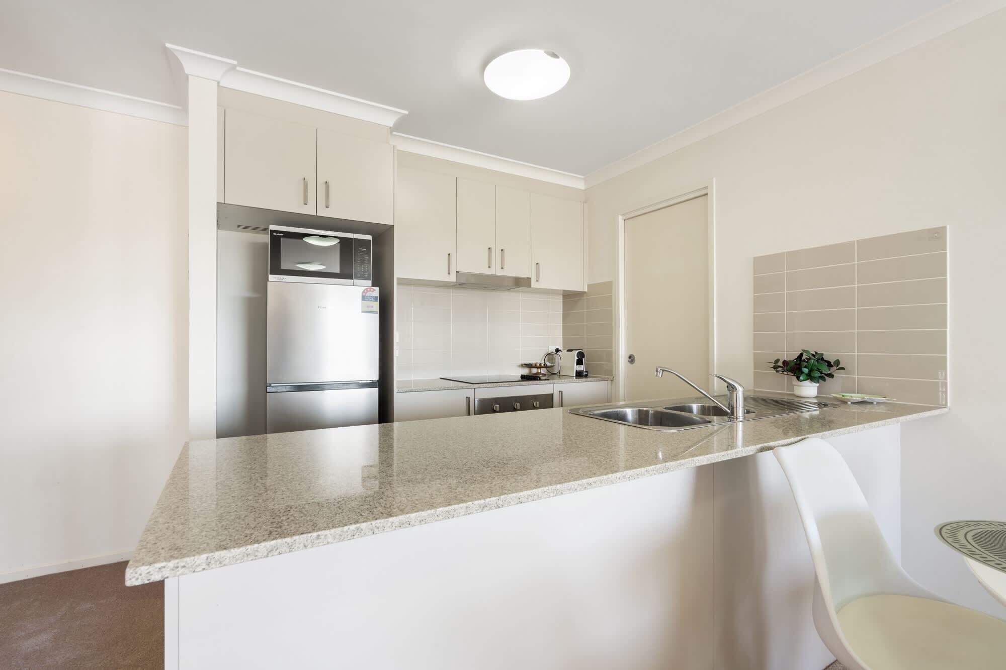 Een koelkast, een microgolfoven, een oven, een kookplaat