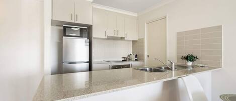 Een koelkast, een microgolfoven, een oven, een kookplaat