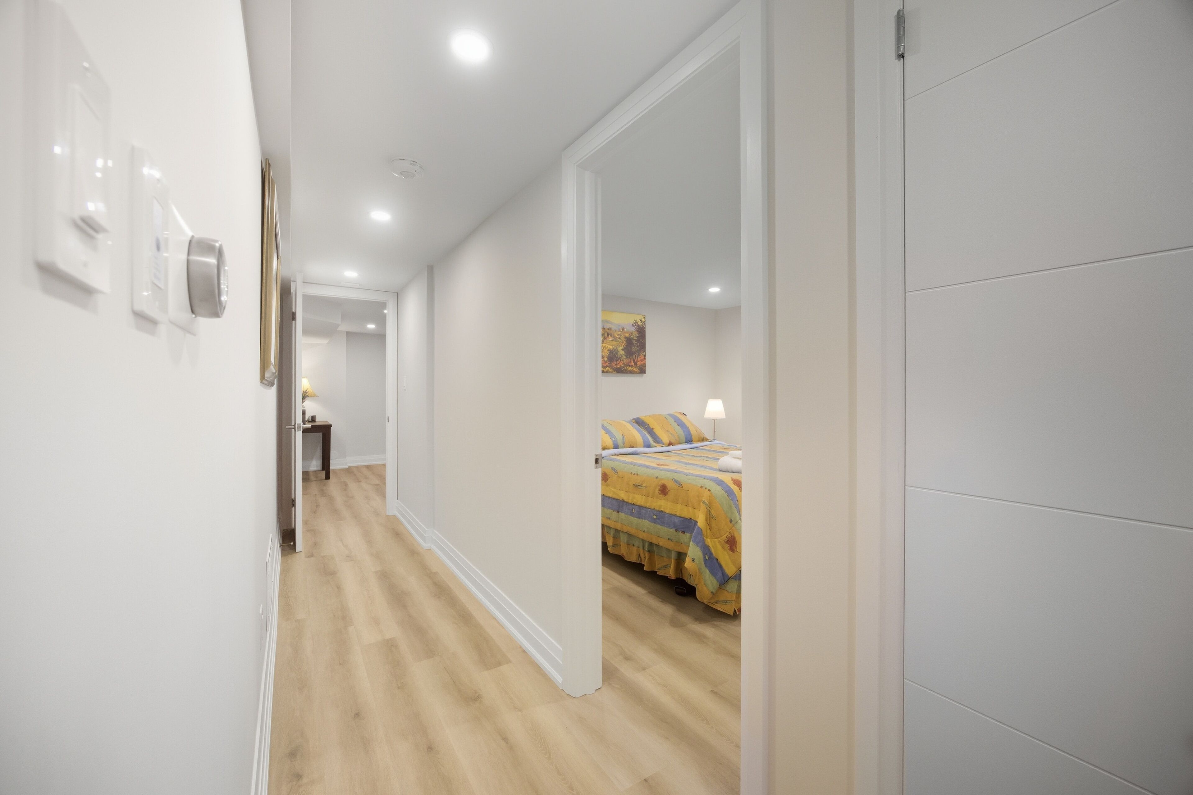 Tabla de planchar con plancha, wifi, ropa de cama