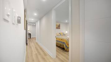 Tabla de planchar con plancha, wifi, ropa de cama