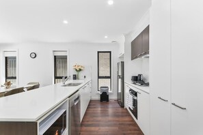 Frigorífico, microondas, horno y placa de cocina