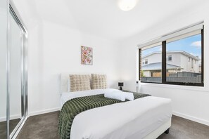 Iron/ironing board, WiFi, bed sheets - Cozy 5BR Family Haven in Prime Rouse Hill Location (Rouse Hill)