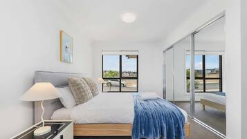 Tabla de planchar con plancha, wifi, ropa de cama