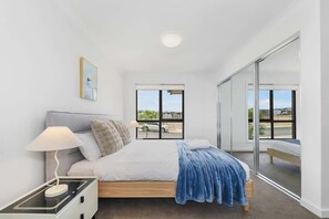 Tabla de planchar con plancha, wifi, ropa de cama