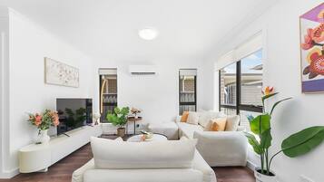 Una televisión, una oficina