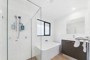 Shower, hair dryer - Cozy 5BR Family Haven in Prime Rouse Hill Location (Rouse Hill)