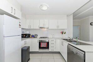Réfrigérateur, micro-ondes, four, plaque de cuisson