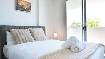 Tabla de planchar con plancha, wifi, ropa de cama