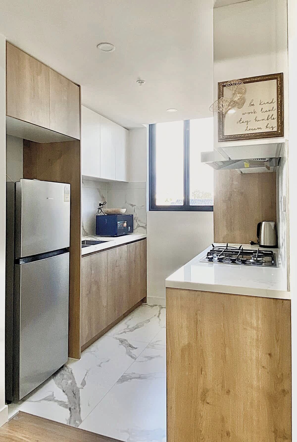 Réfrigérateur, micro-ondes, four, plaque de cuisson