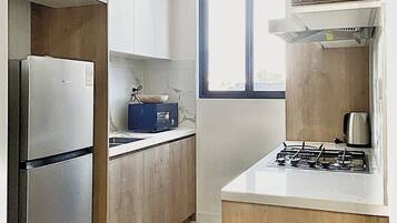 Réfrigérateur, micro-ondes, four, plaque de cuisson