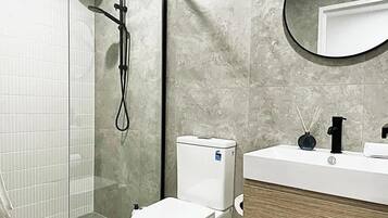 Dusche, Haartrockner, Shampoo