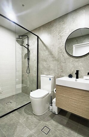 Douche, sèche-cheveux, shampoing