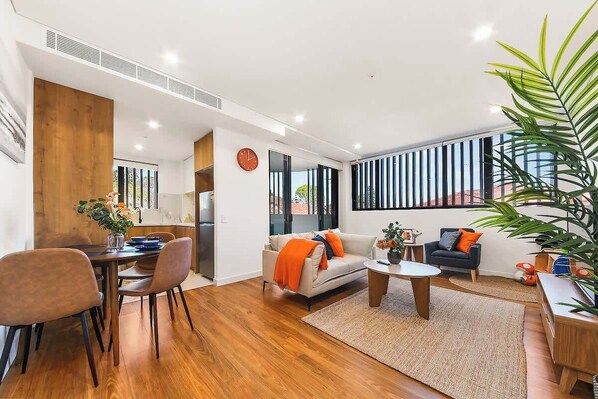 TV - Burwood Central Steps to Shops, Station & Dining (Burwood)