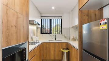 Een koelkast, een microgolfoven, een oven, een kookplaat