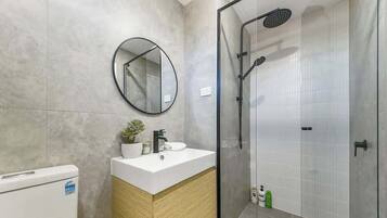 Dusche, Haartrockner, Shampoo