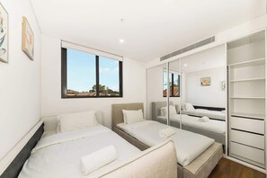 2 bedrooms, iron/ironing board, WiFi, bed sheets - Burwood Central Steps to Shops, Station & Dining (Burwood)