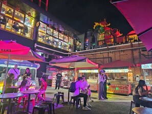 Outdoor dining - Mins to Mall Convenient 3Beds Classic Charm Home (Burwood)