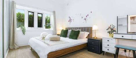 3 habitaciones, tabla de planchar con plancha, wifi y ropa de cama