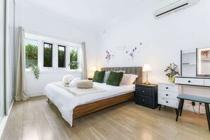 3 bedrooms, iron/ironing board, WiFi, bed sheets - Mins to Mall Convenient 3Beds Classic Charm Home (Burwood)