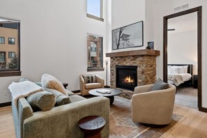 Smart-TV, Kamin, Videospiele, Bücher