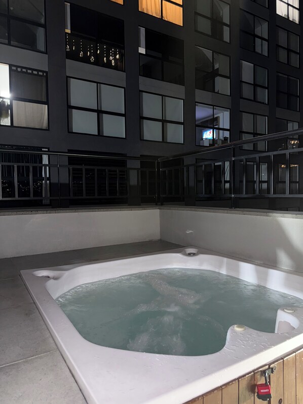 Outdoor spa tub - Loft studio apartment with spectacular view of the sky branch. (Cali)