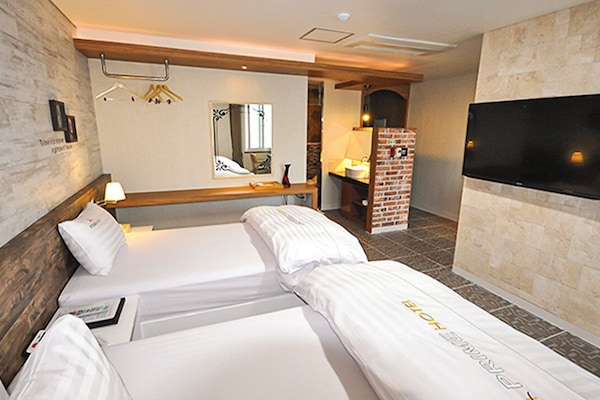Premier Twin Room | Premium bedding, pillowtop beds, desk, laptop workspace