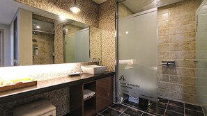 Suite | Bathroom | Hair dryer, towels, soap, shampoo - Prime Hotel (Gumi)