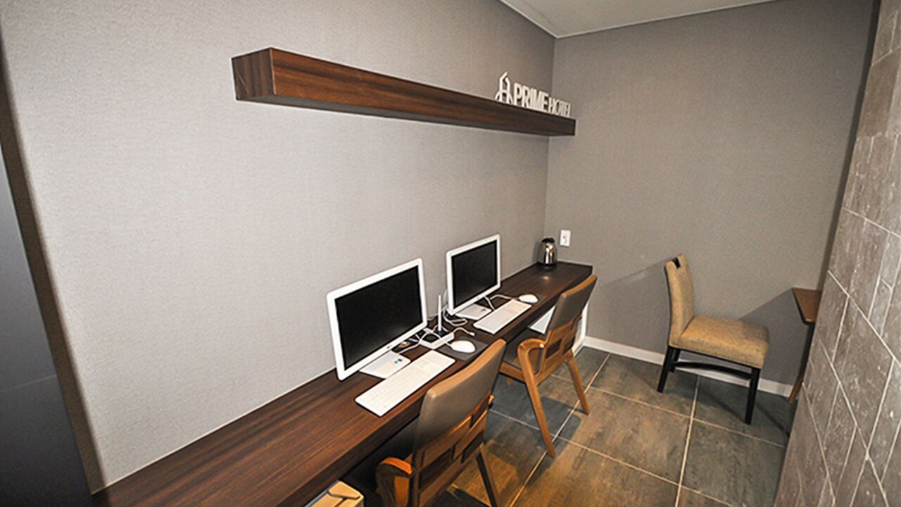 Premier Twin Room | Business center