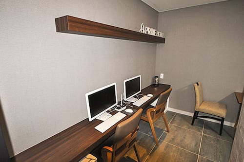 Premier Twin Room | Business centre