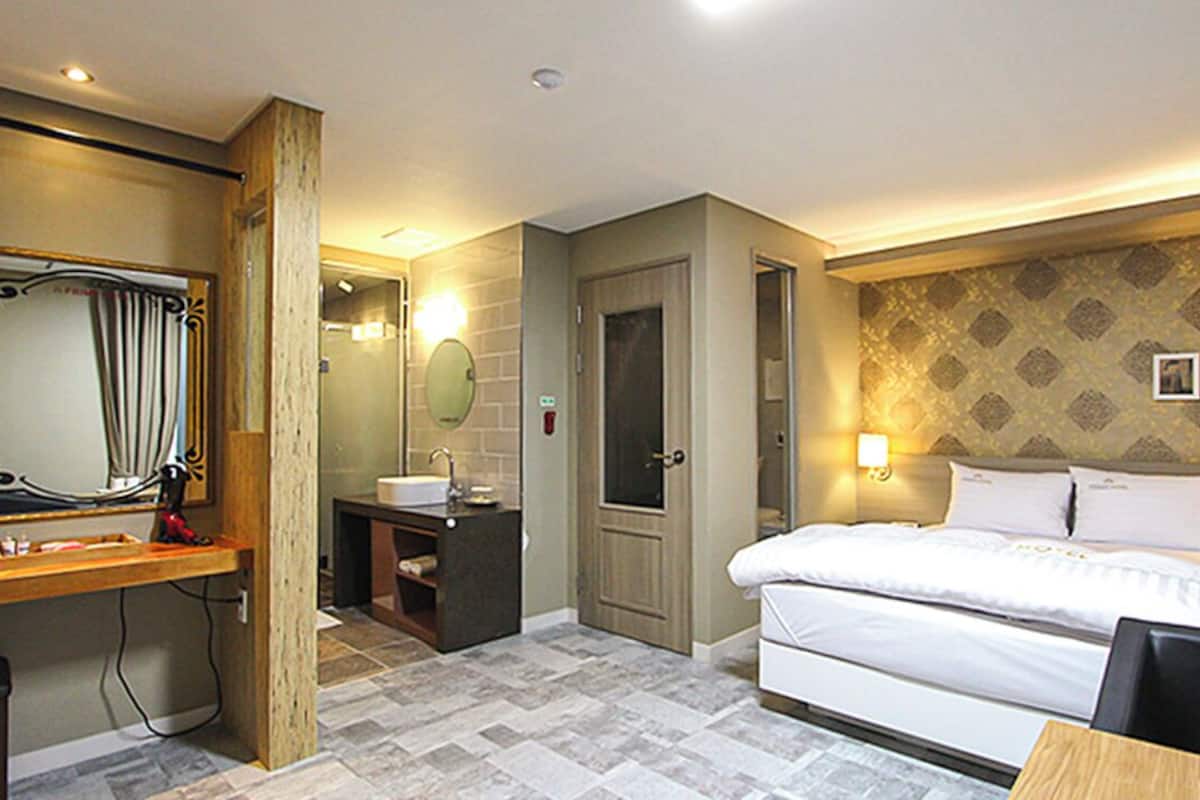 豪華雙人房 | 高級寢具、特厚豪華床墊、書桌、手提電腦工作空間