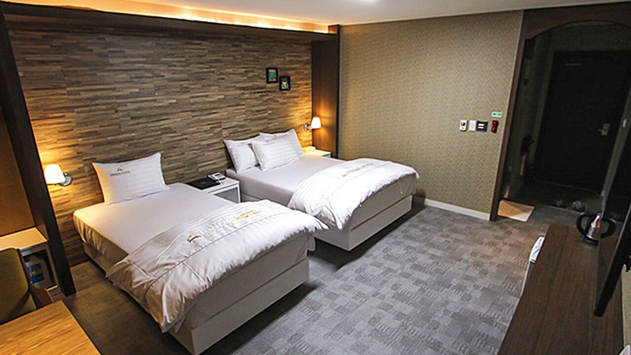 Standard Twin Room | Desk, laptop workspace, free WiFi