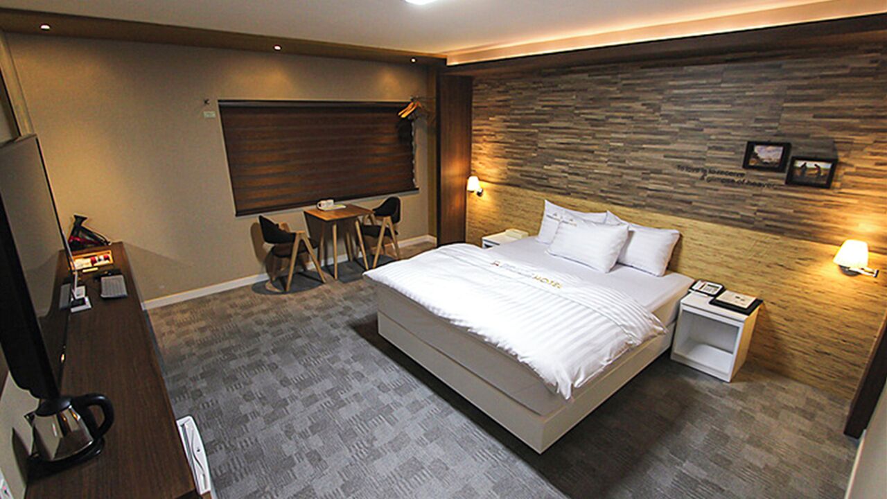 Standard Double Room | Desk, laptop workspace, free WiFi