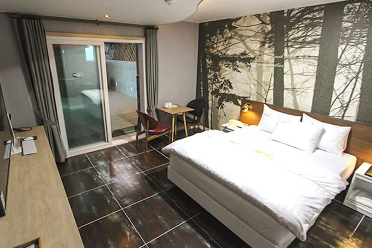 豪華雙人房, 私人浴室, 花園 | 高級寢具、特厚豪華床墊、書桌、手提電腦工作空間