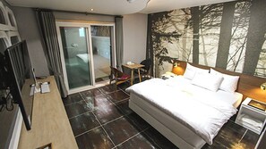 Deluxe-Doppelzimmer, eigenes Bad, zum Garten hin