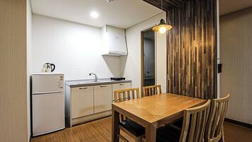 Suite | Private kitchen | Shared fridge, microwave, ice maker