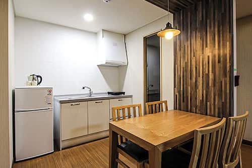 Suite | Private kitchen | Fridge, microwave, ice maker