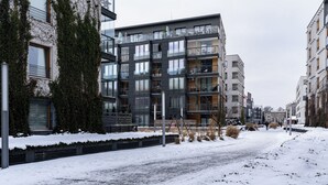 Een modern appartementencomplex met meerdere verdiepingen, grote ramen en balkons.