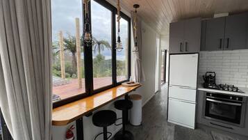 Geladeira, micro-ondas, fogão, cooktop