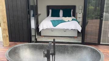 2 soverom, skrivebord, reiseseng for barn og wi-fi (inkludert)