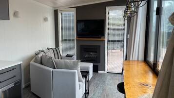 Smart TV, lareira, aparelho de som