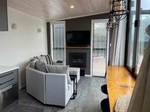 Smart TV, lareira, aparelho de som