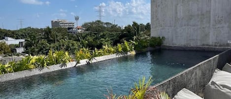 Una piscina al aire libre