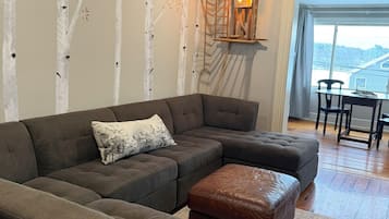 Videojuegos, un futbolín, libros