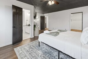 Iron/ironing board, WiFi, bed sheets - Luxury Home Near Grand Park & Wineries (Westfield)