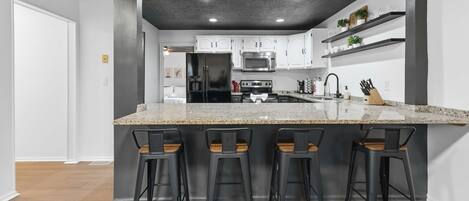 Frigorífico, microondas, horno y placa de cocina