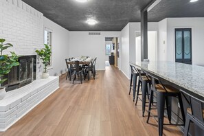 Dining - Luxury Home Near Grand Park & Wineries (Westfield)