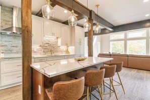 Interior - Lakeview Luxury Retreat Perfect for Families (McHenry)