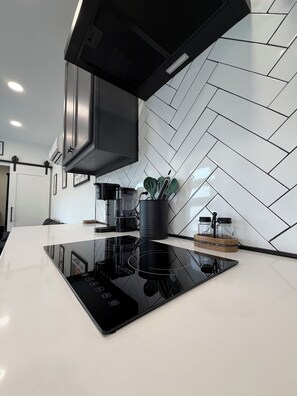 Réfrigérateur, micro-ondes, plaque de cuisson, cafetière/bouilloire